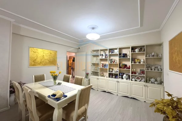 Shtepi ne shitje Apartament ne Tirane, 2+1, Mobilimi E mobiluar, Pagesa 37,000,000  Leke.