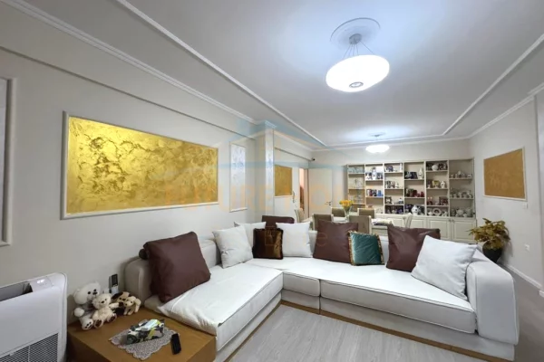 Shitet, Apartament 2+1+2, Bulevardi Zogu I, Tiranë.
