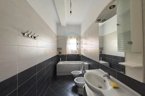 Shtepi me qera Shtepi Private ne Tirane, 2+1, Mobilimi E mobiluar, Pagesa 60,000  Leke.