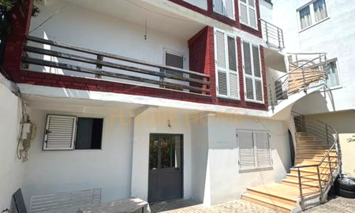 Shtepi me qera Shtepi Private ne Tirane, 2+1, Mobilimi Pjeserisht e mobiluar, Pagesa 45,000  Leke.