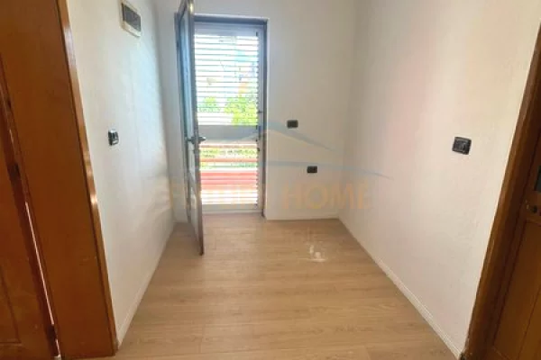Shtepi me qera Shtepi Private ne Tirane, 2+1, Mobilimi Pjeserisht e mobiluar, Pagesa 45,000  Leke.