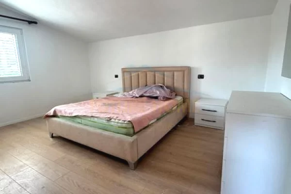 Shtepi me qera Shtepi Private ne Tirane, 2+1, Mobilimi Pjeserisht e mobiluar, Pagesa 45,000  Leke.