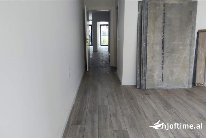 Ambiente Commerciale in Affitto 3+1 a Tirana - 1,300 Euro