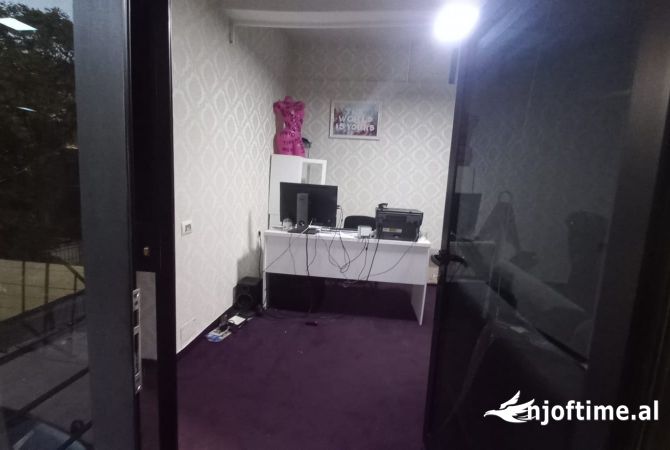Ambiente Commerciale in Affitto 3+1 a Tirana - 2,500 Euro