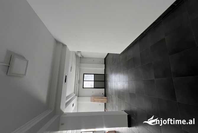 Ambiente Commerciale in Affitto 1+1 a Tirana - 1,500 Euro