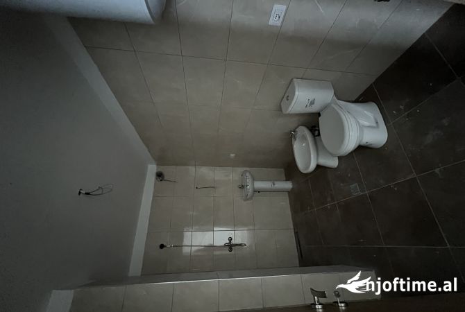 Shtepi me qera Apartament ne Tirane, 2+1, Mobilimi Bosh, pa mobiluar, Pagesa 400  Euro.