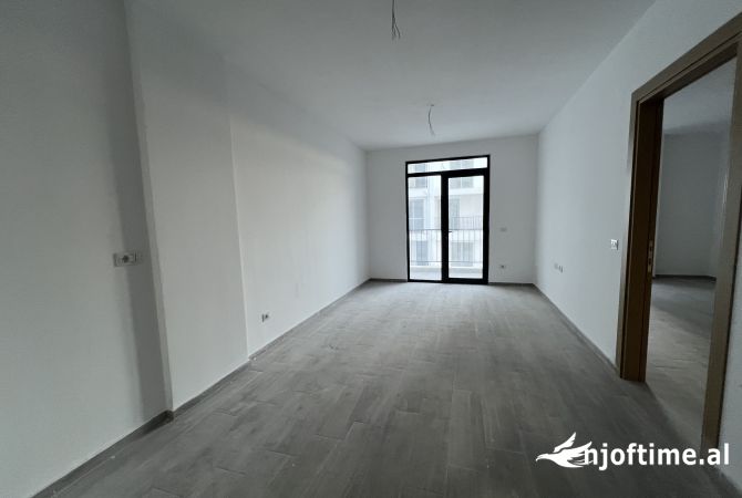 Shtepi me qera Apartament ne Tirane, 2+1, Mobilimi Bosh, pa mobiluar, Pagesa 400  Euro.
