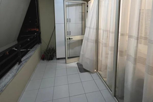 Apartament 1+1, Astir