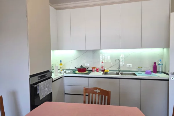 Shtepi me qera Apartament ne Tirane, 2+1, Mobilimi E mobiluar, Pagesa 800  Euro.