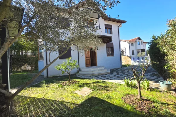 Shtepi me qera Vila Luksoze ne Tirane, 3+1, Mobilimi E mobiluar, Pagesa 2,000  Euro.