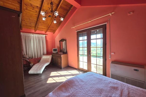 Shtepi me qera Vila Luksoze ne Tirane, 3+1, Mobilimi E mobiluar, Pagesa 2,000  Euro.