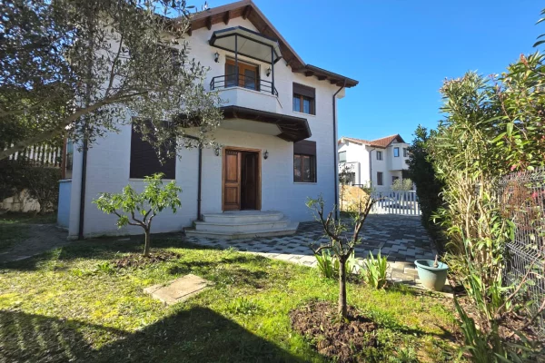 Shtepi me qera Vila Luksoze ne Tirane, 3+1, Mobilimi E mobiluar, Pagesa 2,000  Euro.