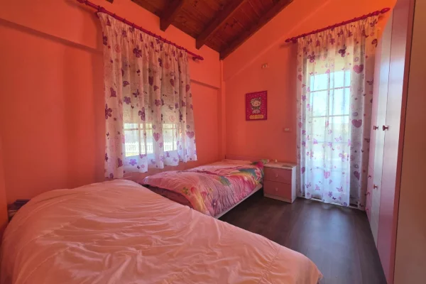 Shtepi me qera Vila Luksoze ne Tirane, 3+1, Mobilimi E mobiluar, Pagesa 2,000  Euro.
