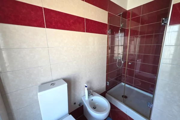 Shtepi me qera Vila Luksoze ne Tirane, 3+1, Mobilimi E mobiluar, Pagesa 2,000  Euro.