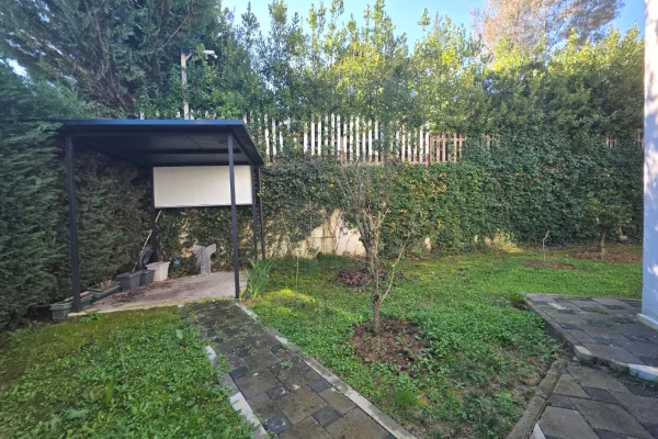 Shtepi me qera Vila Luksoze ne Tirane, 3+1, Mobilimi E mobiluar, Pagesa 2,000  Euro.