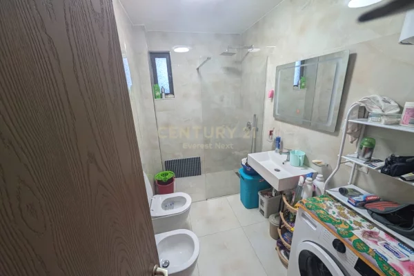 Shtepi ne shitje Apartament ne Tirane, 2+1, Mobilimi E mobiluar, Pagesa 150,000  Euro.