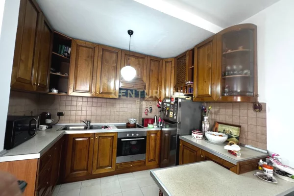 Shtepi ne shitje Apartament ne Tirane, 2+1, Mobilimi E mobiluar, Pagesa 250,000  Euro.