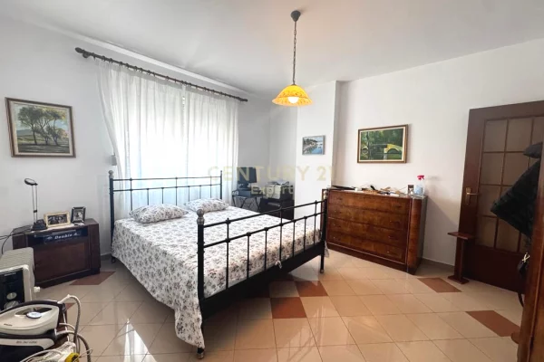 Shtepi ne shitje Apartament ne Tirane, 2+1, Mobilimi E mobiluar, Pagesa 250,000  Euro.