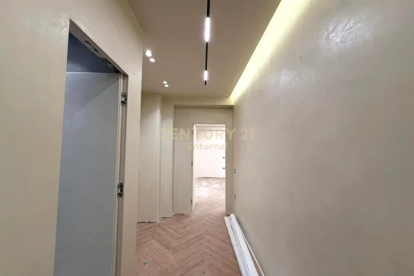 Shtepi ne shitje Apartament ne Tirane, 2+1, Mobilimi Bosh, pa mobiluar, Pagesa 320,000  Euro.