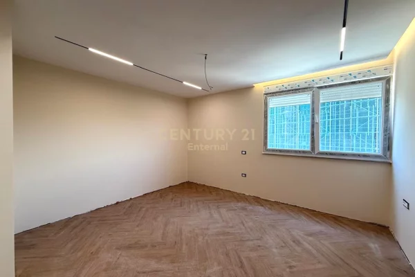 Shtepi ne shitje Apartament ne Tirane, 2+1, Mobilimi Bosh, pa mobiluar, Pagesa 320,000  Euro.