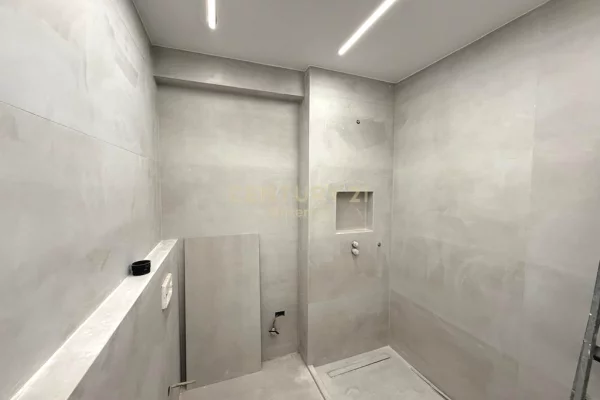 Shtepi ne shitje Apartament ne Tirane, 2+1, Mobilimi Bosh, pa mobiluar, Pagesa 320,000  Euro.