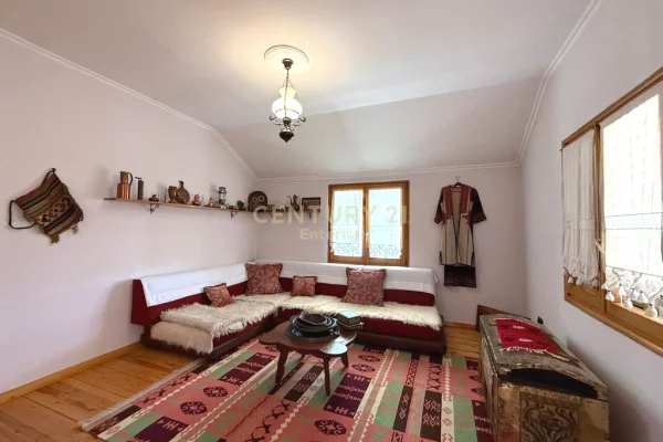 Shtepi me qera Vila Luksoze ne Tirane, 2+1, Mobilimi E mobiluar, Pagesa 1,100  Euro.
