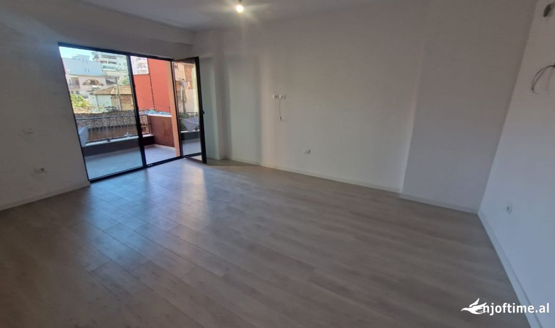 Jepet ambjent per zyra Rruga e Kavajes