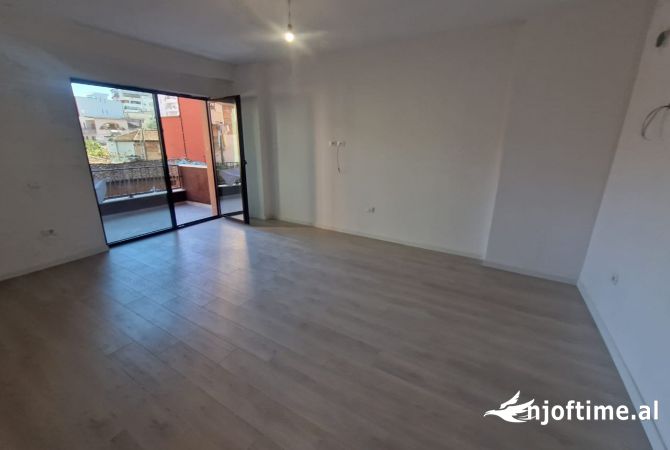 Ambiente Commerciale in Affitto 1+1 a Tirana - 600 Euro