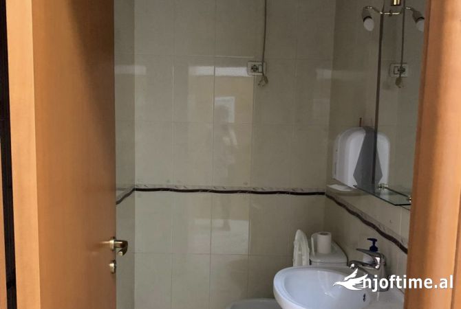Ambiente Commerciale in Affitto 1+1 a Tirana - 700 Euro