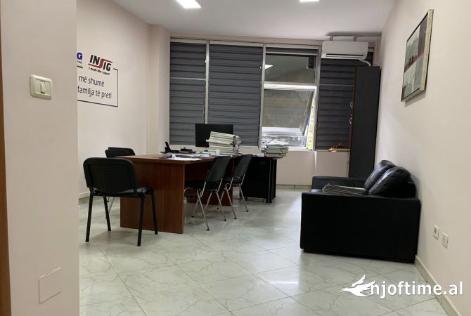 Ambiente Commerciale in Affitto 1+1 a Tirana - 700 Euro