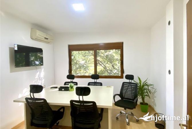 Ambiente Commerciale in Affitto 3+1 a Tirana - 900 Euro