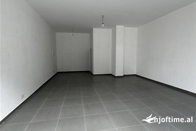 Ambiente Commerciale in Affitto 1+1 a Tirana - 900 Euro