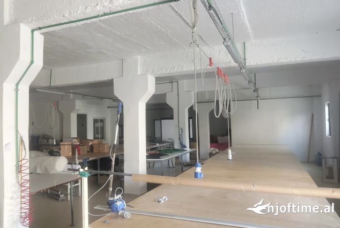 Ambiente Commerciale in Affitto 4+1 a Tirana - 2,850 Euro