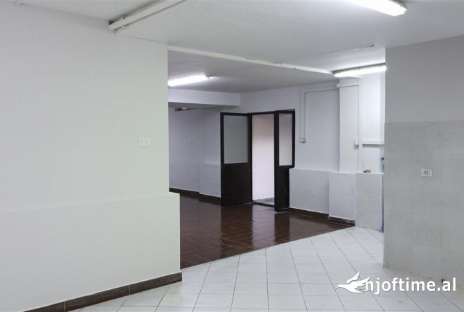Ambiente Commerciale in Affitto 1+1 a Tirana - 35,000 Leke