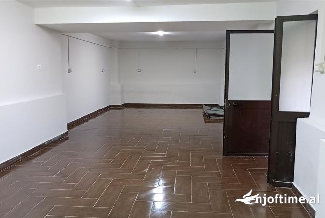 Ambiente Commerciale in Affitto 1+1 a Tirana - 35,000 Leke