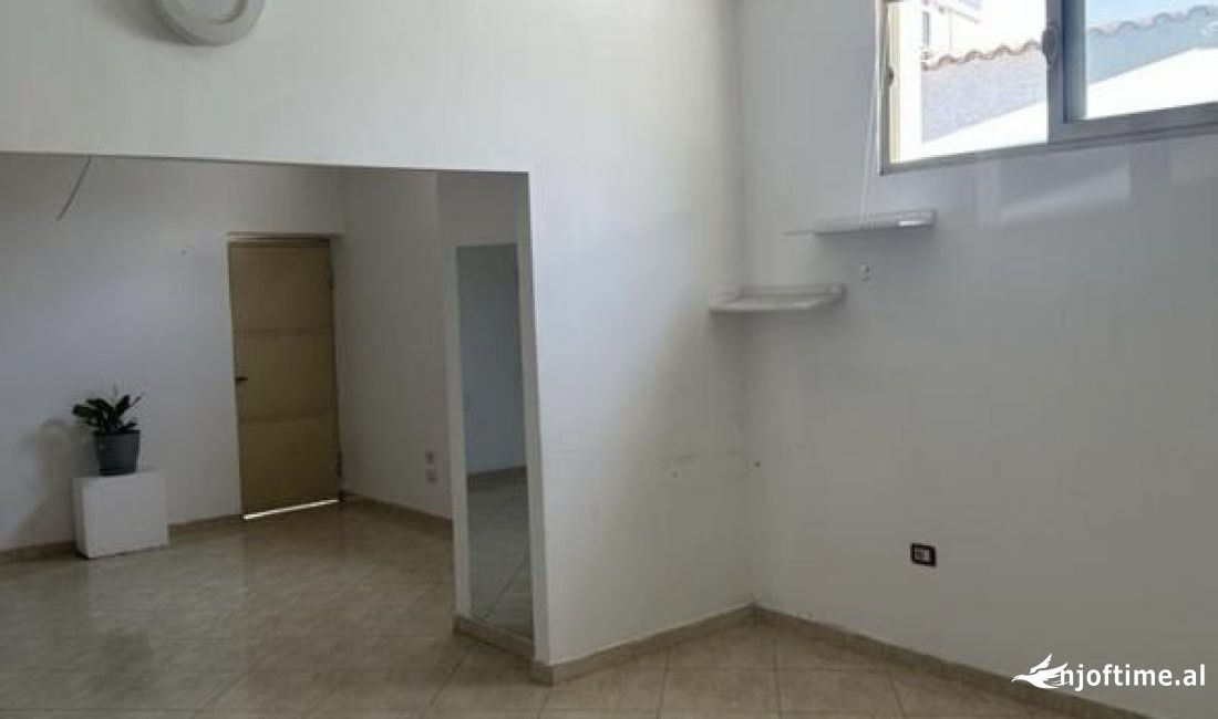 Jepet ambjent per zyra me qera prane Gjykates Administrative