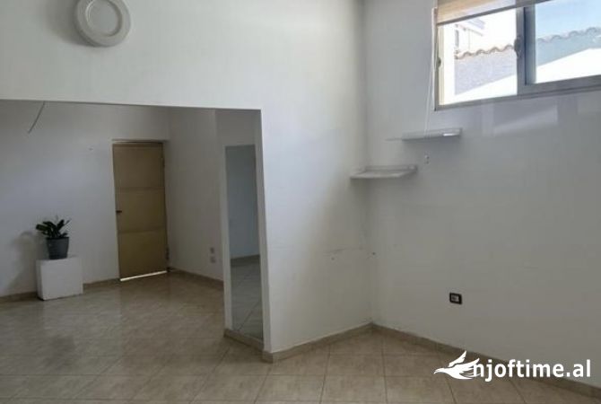 Ambiente Commerciale in Affitto 3+1 a Tirana - 70,000 Leke