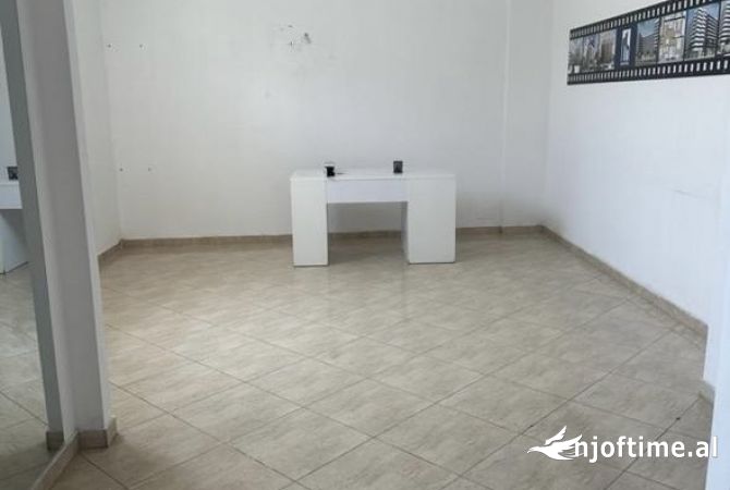 Ambiente Commerciale in Affitto 3+1 a Tirana - 70,000 Leke