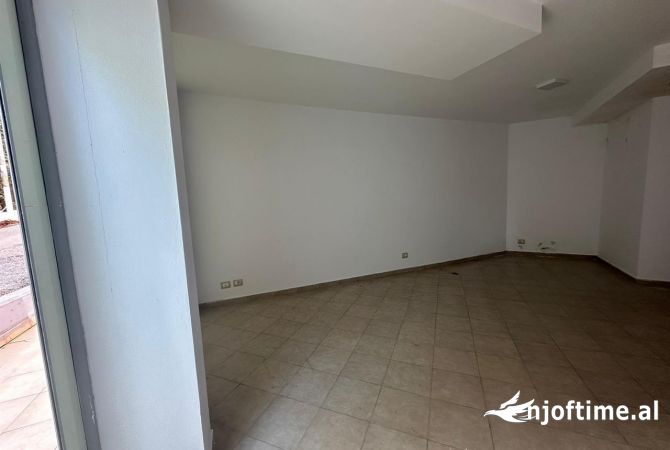 Jepet dyqan me qera tek Liqeni i Thate