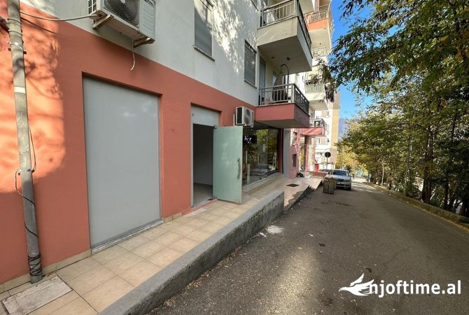 Jepet dyqan me qera tek Liqeni i Thate