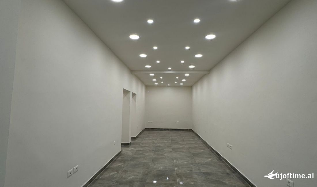 Shitet dyqan perballe Stadiumit Dinamo