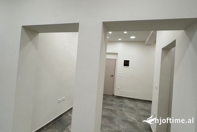 Shitet dyqan perballe Stadiumit Dinamo