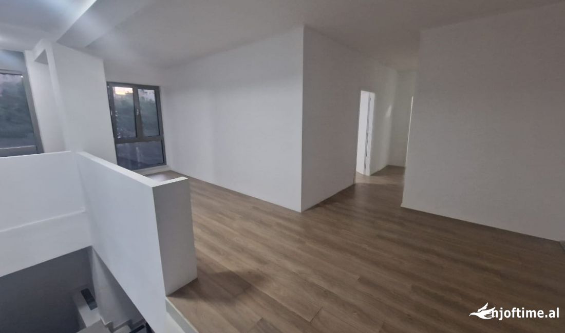 Jepet ambjent me qera per biznes tek Rruga e Kavajes