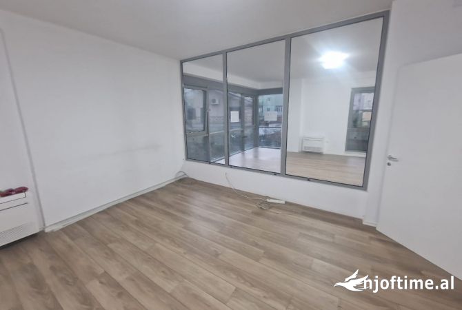 Jepet ambjent me qera per biznes tek Rruga e Kavajes