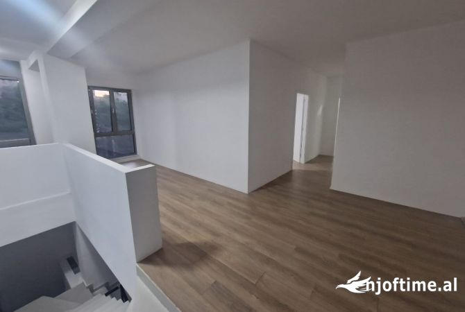 Jepet ambjent me qera per biznes tek Rruga e Kavajes