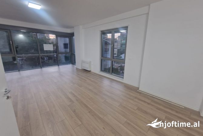 Jepet ambjent me qera per biznes tek Rruga e Kavajes