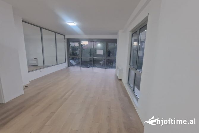 Jepet ambjent me qera per biznes tek Rruga e Kavajes