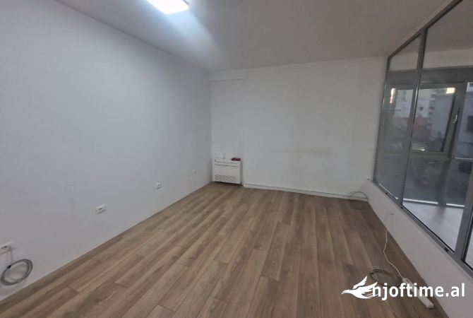 Jepet ambjent me qera per biznes tek Rruga e Kavajes