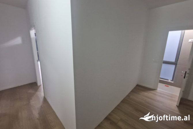 Jepet ambjent me qera per biznes tek Rruga e Kavajes