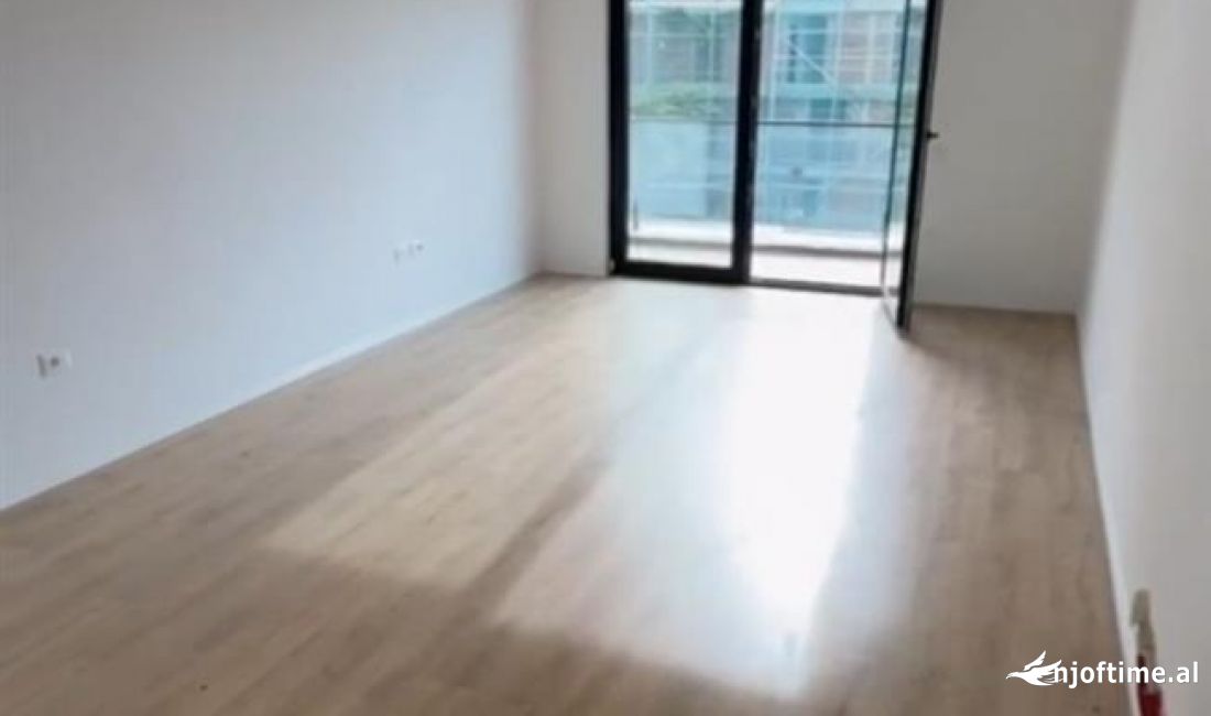 Jepet apartament 2+1 i pershtatshem per biznes tek Arlis Farmacia 10